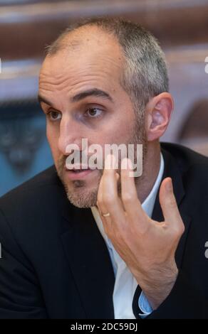 Hannover, Deutschland. November 2020. BELIT Onay, Oberbürgermeister von Hannover, spricht im Neuen Rathaus bei einem Interview mit der Deutschen Presseagentur. Kredit: Julian Stratenschulte/dpa/Alamy Live Nachrichten Stockfoto