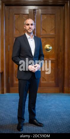 Hannover, Deutschland. November 2020. BELIT Onay, Oberbürgermeister der Stadt Hannover, steht im Neuen Rathaus während eines Interviews mit der Deutschen Presseagentur. Kredit: Julian Stratenschulte/dpa/Alamy Live Nachrichten Stockfoto