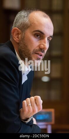 Hannover, Deutschland. November 2020. BELIT Onay, Oberbürgermeister von Hannover, spricht im Neuen Rathaus bei einem Interview mit der Deutschen Presseagentur. Kredit: Julian Stratenschulte/dpa/Alamy Live Nachrichten Stockfoto