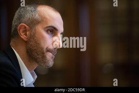 Hannover, Deutschland. November 2020. BELIT Onay, Oberbürgermeister von Hannover, nahm im Neuen Rathaus bei einem Interview mit der Deutschen Presseagentur auf. Kredit: Julian Stratenschulte/dpa/Alamy Live Nachrichten Stockfoto