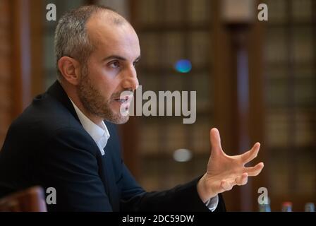 Hannover, Deutschland. November 2020. BELIT Onay, Oberbürgermeister von Hannover, spricht im Neuen Rathaus bei einem Interview mit der Deutschen Presseagentur. Kredit: Julian Stratenschulte/dpa/Alamy Live Nachrichten Stockfoto