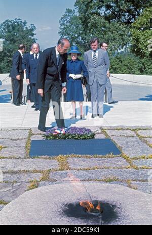 Präsident Valéry Giscard d'Estaing von Frankreich, steht am Grab des verstorbenen US-Präsidenten John F. Kennedy mit Frau Rose Kennedy und US-Senator Edward M. Kennedy (Demokrat von Massachusetts) auf dem Arlington National Cemetery in Arlington, Virginia am 17. Mai 1976. Quelle: Barry Soorenko/CNP weltweit Stockfoto