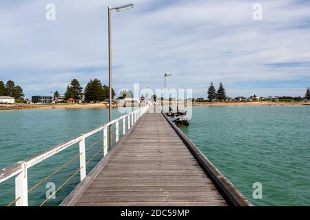 Der beachport Steg blickt auf die Stadt zurück, ohne dass es zu einem Hotel mit Blick auf die Stadt kam Menschen in beachport South australia am 9. november 2020 Stockfoto