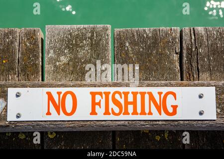 Ein abstraktes Foto eines No Fishing Schildes auf einem Steg in südaustralien Stockfoto