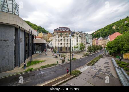 Karlovy Vary, Tschechische Republik - 04. Juni 2013: Blick auf die zentrale Straße von Karlovy Vary in der Tschechischen Republik Stockfoto