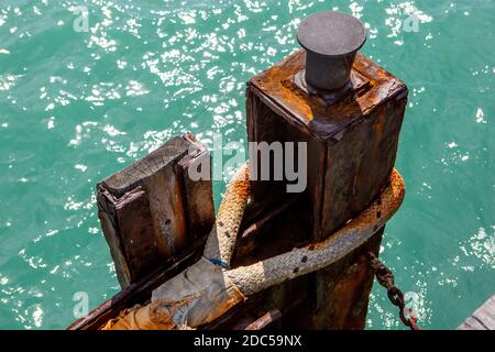 Ein verrosteter Anlegeplatz und Seil am beachport Steg In beachport South australia am 9. november Stockfoto