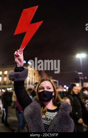 Ein Protestler hält einen roten Blitzschlag - das Symbol des Widerstands der polnischen Frauen während der Demonstration.vor dem parlament am Abend des neunundzwanzigsten Tages der Proteste unter Führung der Organisation Women's Strike (Strajk Kobiet), Demonstranten gegen das Urteil des Verfassungsgerichts brennende Abtreibung, Wieder vor dem Parlament versammelt und begann in der Mitte von Warschau marschieren. Nach Handgriffen mit der Polizei endete der marsch vor dem Gebäude des Polnischen Fernsehens (TVP - Telewizja Polska), wo die Bereitschaftspolizei Pfefferspray einnahm und zahlreiche Demonstranten festnahm. Stockfoto