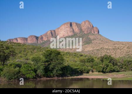 Tlopi Dam Panoramaficht auf die Sandsteinberge im Marakele National Park, Limpopo Province, Südafrika Stockfoto