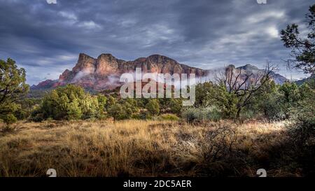 Niedrige Wolke hängt um die Red Rocks von Munds Mountain nach einem starken Regen in der Nähe der Stadt Sedona im Norden von Arizona, USA Stockfoto