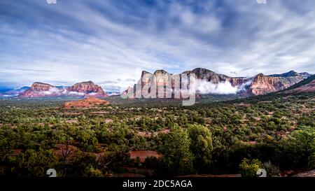 Niedrige Wolke hängt um die Red Rocks von Munds Mountain und Twin Buttes nach einem starken Regen in der Nähe der Stadt Sedona im Norden von Arizona, USA Stockfoto