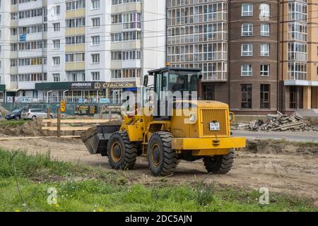 RUSSLAND, ANGARSK - 08. September 2020 Bau, Reparatur einer Straße in einem Wohngebiet der Stadt. Straßenbaumaschinen werden geräumt. Stockfoto