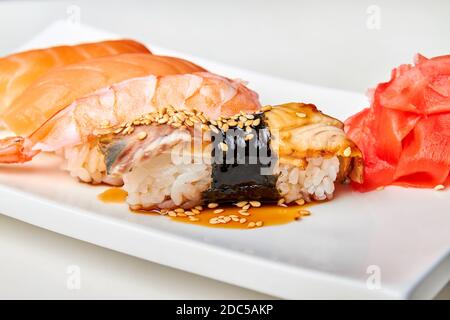 Nigiri Sushi mit geräuchertem Aal, Unagi-Sauce und gerösteten Sesamkörnern. Nahaufnahme, selektiver Fokus Stockfoto