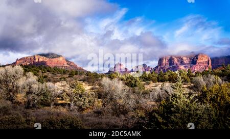 Die Red Rock Berge von Cathedral Rock, Bell Rock und Courthouse Butte zwischen dem Dorf Oak Creek und Sedona in Nord Arizona, USA Stockfoto