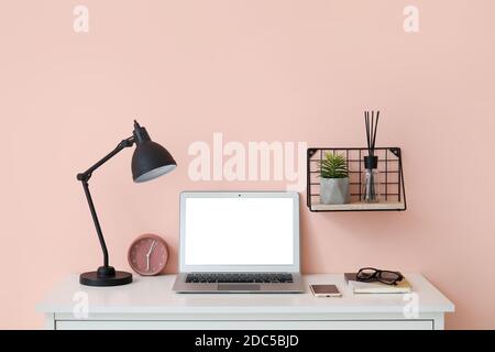 Moderner Laptop am Arbeitsplatz im Büro Stockfoto