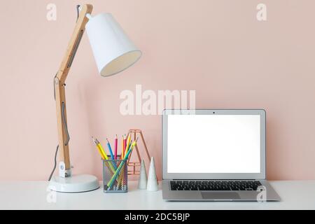 Moderner Laptop am Arbeitsplatz im Büro Stockfoto