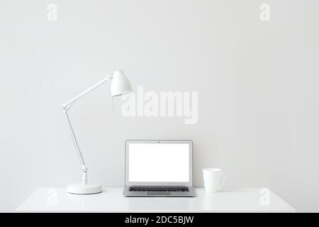 Moderner Laptop am Arbeitsplatz im Büro Stockfoto