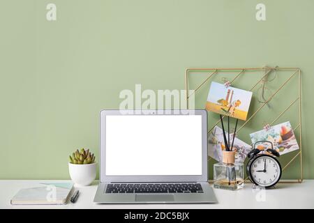 Moderner Laptop am Arbeitsplatz im Büro Stockfoto