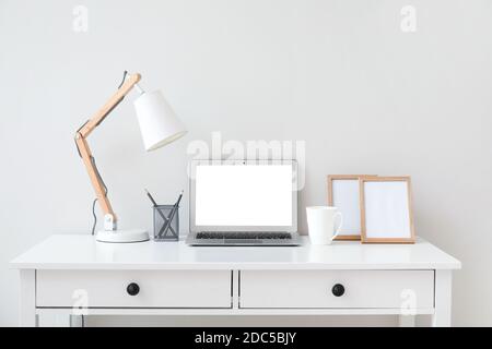 Moderner Laptop am Arbeitsplatz im Büro Stockfoto