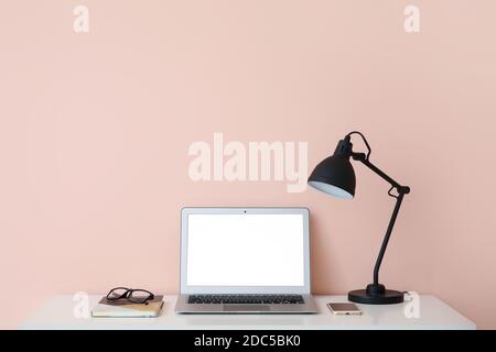 Moderner Laptop am Arbeitsplatz im Büro Stockfoto