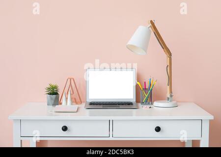 Moderner Laptop am Arbeitsplatz im Büro Stockfoto