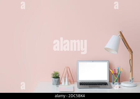 Moderner Laptop am Arbeitsplatz im Büro Stockfoto