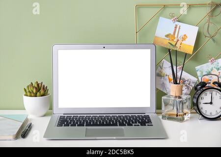 Moderner Laptop am Arbeitsplatz im Büro Stockfoto