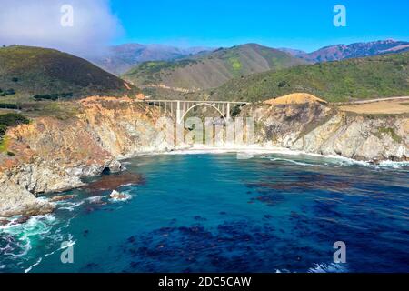 Bixby Bridge auf dem Pacific Coast Highway (Highway 1) in der Nähe von Big Sur, Kalifornien, USA. Stockfoto