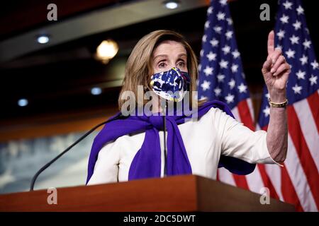 Washington, USA. November 2020. Die US-Sprecherin Nancy Pelosi spricht während einer Pressekonferenz auf dem Capitol Hill in Washington, DC, USA, am 18. November 2020. Die Demokraten des US-Repräsentantenhauses haben am Mittwoch die Sprecherin Nancy Pelosi nominiert, um zwei weitere Jahre an der Spitze der Partei in der Unterkammer des US-Kongresses zu bleiben. Kredit: Ting Shen/Xinhua/Alamy Live Nachrichten Stockfoto