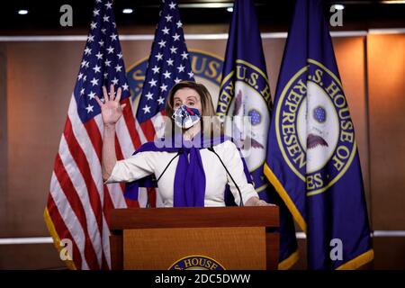 Washington, USA. November 2020. Die US-Sprecherin Nancy Pelosi spricht während einer Pressekonferenz auf dem Capitol Hill in Washington, DC, USA, am 18. November 2020. Die Demokraten des US-Repräsentantenhauses haben am Mittwoch die Sprecherin Nancy Pelosi nominiert, um zwei weitere Jahre an der Spitze der Partei in der Unterkammer des US-Kongresses zu bleiben. Kredit: Ting Shen/Xinhua/Alamy Live Nachrichten Stockfoto