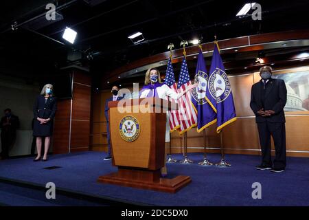 Washington, USA. November 2020. Die US-Sprecherin Nancy Pelosi (C) spricht während einer Pressekonferenz auf dem Capitol Hill in Washington, DC, USA, am 18. November 2020. Die Demokraten des US-Repräsentantenhauses haben am Mittwoch die Sprecherin Nancy Pelosi nominiert, um zwei weitere Jahre an der Spitze der Partei in der Unterkammer des US-Kongresses zu bleiben. Kredit: Ting Shen/Xinhua/Alamy Live Nachrichten Stockfoto