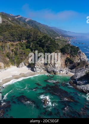 McWay Falls ist ein 80 Meter hoher Wasserfall an der Küste von Big Sur in Zentral-Kalifornien Stockfoto