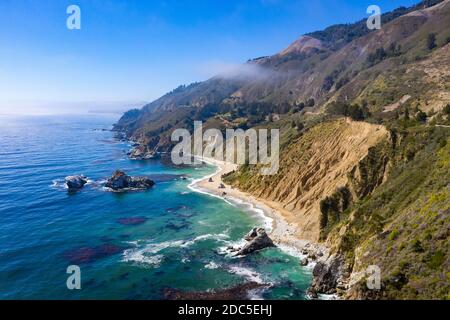 Landschaftlich reizvolle Gegend bei den McWay Falls an der Küste von Big Sur in Zentralkalifornien. Stockfoto