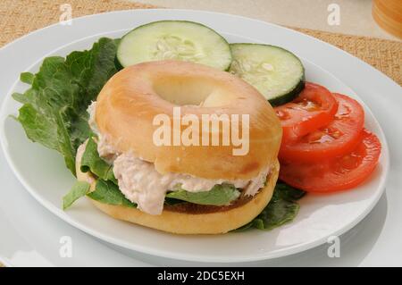 Ein Thunfisch-Sandwich auf einem Bagel Stockfoto