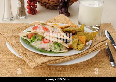 Ein Thunfisch-Sandwich auf Pita-Brot mit gebratener Gemüsetortilla Chips Stockfoto