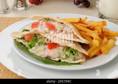 Ein Thunfisch-Sandwich auf Pita-Brot mit pommes frites Stockfoto