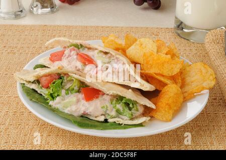 Ein Thunfisch-Sandwich auf Pita-Brot mit Kartoffelchips Stockfoto