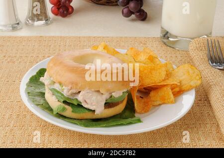 Ein tunafisches Sandwich auf einem Bagel mit Kartoffelchips Stockfoto