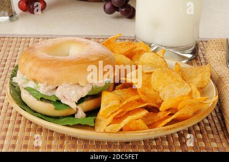 Ein tunafisches Sandwich auf einem Bagel mit Kartoffelchips Stockfoto