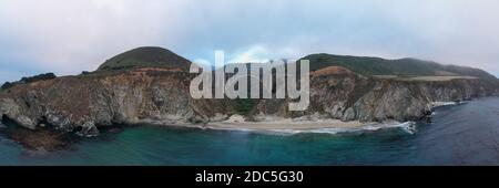 Panoramablick auf die Bixby Bridge auf dem Pacific Coast Highway (Highway 1) bei Big Sur, Kalifornien, USA. Stockfoto