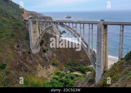 Bixby Bridge auf dem Pacific Coast Highway (Highway 1) in der Nähe von Big Sur, Kalifornien, USA. Stockfoto