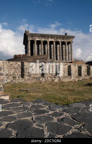 Seitenansicht des Pagan Temple of Garni das einzige stehende griechisch-römische Kolonnadengebäude in Armenien und der ehemalige sowjetische Unio, der im ionischen Auftrag von König Tiridates I. im ersten Jahrhundert n. Chr. als Tempel des sonnengottes Mihr im Dorf Garni, Armenien, erbaut wurde, Stockfoto