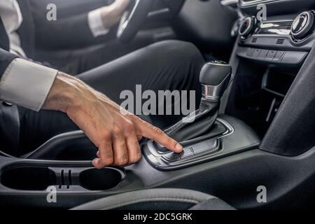 Nahaufnahme der Einstellung der Gangeinheit mit Außenhand Stockfoto