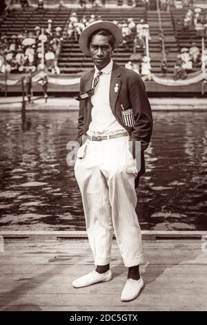 Duke Paoa Kahanamoku, Olympiaschwimmer und Vater des modernen Surfens, bei den Olympischen Spielen 1912 in Stockholm, Schweden, wo er eine Goldmedaille für das Schwimmen in der 100-Meter-Freestyle gewann. Kahanamoku nahm auch an den Olympischen Spielen 1920 und 1924 Teil und gewann andere Gold- und Silbermedaillen. Stockfoto