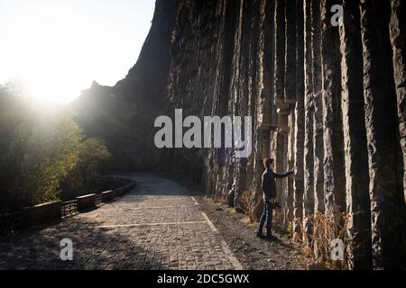 Felswände, die aus riesigen symmetrischen Sechseck- und pentagon-Basaltsäulen bestehen, die in der Garni-Schlucht in der Provinz Kotayk Armenia als „Symphonie der Steine“ oder „Basaltorgelpfeifen“ bezeichnet werden Stockfoto