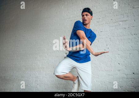 Mann trägt blaues T-Shirt und macht Tanzbewegungen Stockfoto