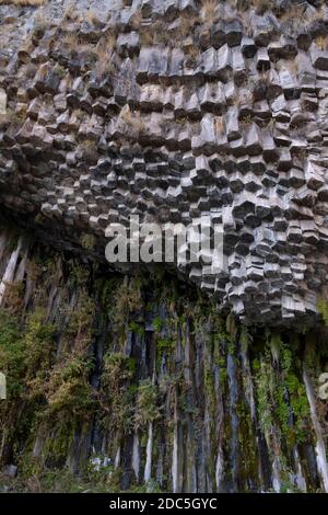 Felswände, die aus riesigen symmetrischen Sechseck- und pentagon-Basaltsäulen bestehen, die in der Garni-Schlucht in der Provinz Kotayk Armenia als „Symphonie der Steine“ oder „Basaltorgelpfeifen“ bezeichnet werden Stockfoto