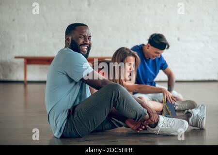 Tänzer dehnen ihre Muskeln vor dem Training Stockfoto