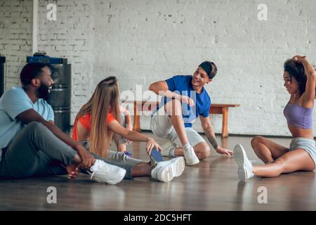 Gruppe von Tänzern, die sich vor dem Training aufwärmen Stockfoto