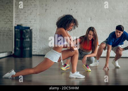 Gruppe von Tänzern Verbesserung der Flexibilität vor der Probe Stockfoto