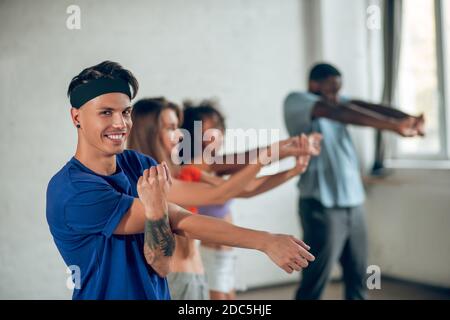 Tänzer machen vor der Probe stärkende körperliche Übungen Stockfoto
